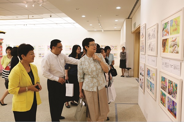 國立故宮博物院馮明珠院長（右一）到創價至善文化會館參觀兩岸兒童畫展